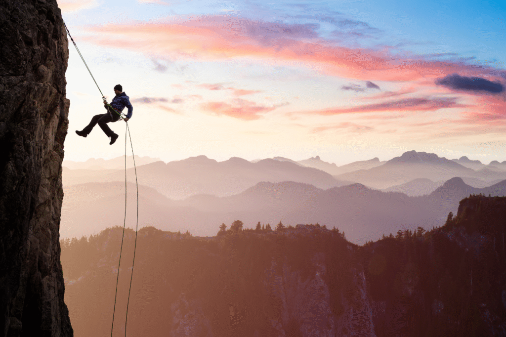Silhouette d’un grimpeur filmé au coucher du soleil en montagne - Noa Dannonay Vidéo Aventure