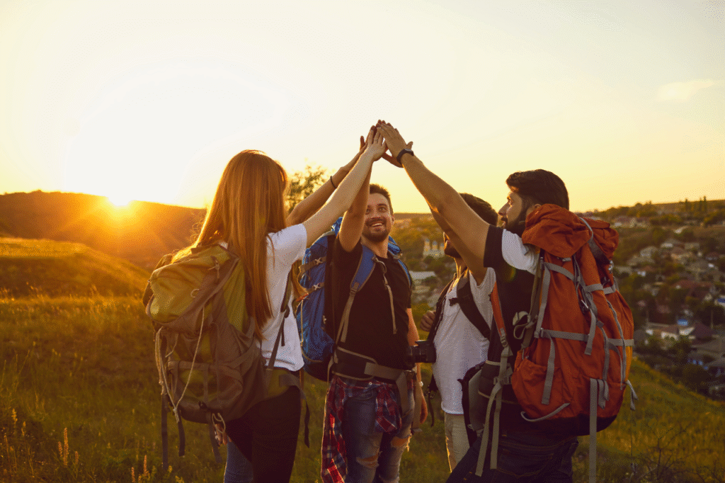 Groupe de jeunes randonneurs célébrant au sommet d’une montagne - Noa Dannonay Vidéo Tourisme