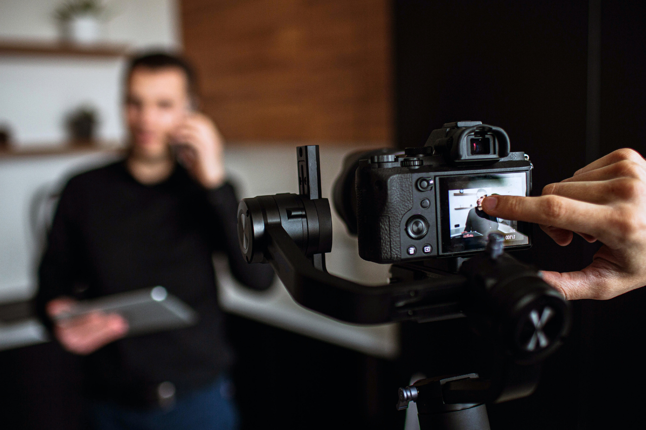 Cameraman filmant une interview ou un portrait en intérieur - Noa Dannonay Corporate entreprise immobilier et réseaux sociaux