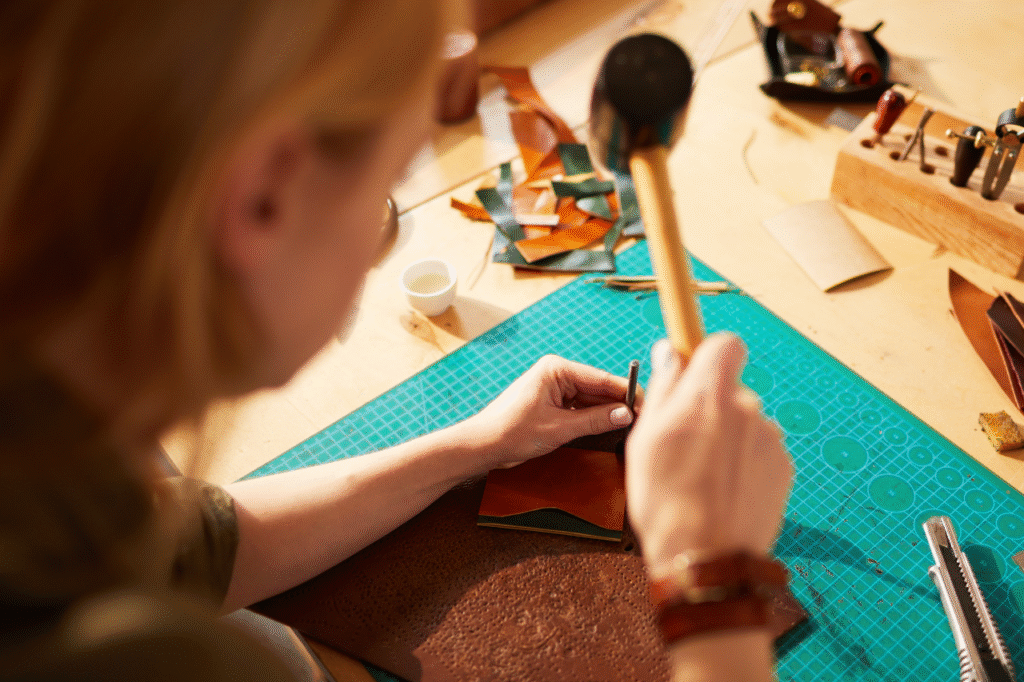 Artisane en atelier, démonstration de fabrication artisanale filmée en plan rapproché - Noa Dannonay produits et services