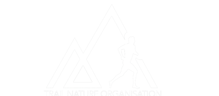 Logo blanc Trail Nature Organisation sur fond transparent représentant un randonneur dans la montagne - Clients Noa Dannonay